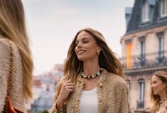 Η Margot Robbie μπαίνει στο σύμπαν της Kylie Minogue στη νέα καμπάνια της Chanel