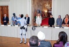 ΜΕΛΑΝΙΑ ΤΡΑΜΠ ΡΟΜΠΟΤ ΛΕΥΚΟΣ ΟΙΚΟΣ