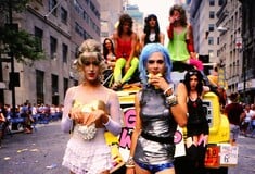 Για όλα όσα η ζωή δεν κατάφερε να θάψει: Η οδύνη του κόσμου της Nan Goldin απλώνεται στο Παρίσι