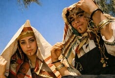 Από τον Dalí στην Ariana Grande: το V&A διαβάζει τη Schiaparelli ως μόδα, τέχνη και θέαμα