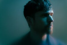 O Τζέιμς Μπλέικ τραγουδάει για την αγάπη μέσα σε ζόρικους καιρούς