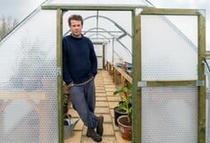 Ο νέος σταρ της βρετανικής κηπουρικής δεν πουλά μόνο φυτά, αλλά έναν ολόκληρο τρόπο να βλέπεις τον κόσμο