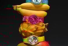 Η νέα συλλογή PAINTED PARADISE της SWATCH συνδυάζει μίνιμαλ αισθητική και τροπικό mood