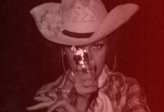 "Κάτω από τις σημαίες, ο ήλιος"