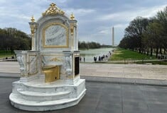 Χρυσός «θρόνος» κατά του Τραμπ στήθηκε δίπλα στο Lincoln Memorial