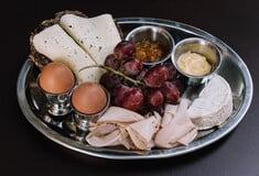 Από πότε τρώμε βραστά αυγά στα εστιατόρια και στα μπαρ της Αθήνας;