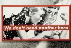 Οι αιχμηρές λέξεις και οι καθηλωτικές εικόνες της Μπάρμπαρα Κρούγκερ