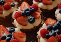 Λαχταριστές τάρτες της πόλης με φράουλες και berries