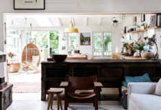 Ένα εξοχικό με αγγλική γοητεία δίπλα στην θάλασσα