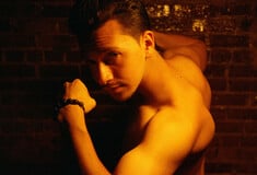 Dean Majd: η έκθεση Hard Feelings μετατρέπει τη νεανική ανδρική βία και τρυφερότητα σε εικαστικό ημερολόγιο