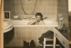 Ανάμεσα στο απόλυτο κακό και την αδιανόητη λάμψη: οι αδημοσίευτες φωτογραφίες της Λι Μίλερ και του Σέσιλ Μπίτον