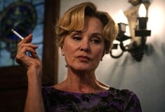 Η Jessica Lange γύρισε στο American Horror Story και το Murder House πλανάται ξανά από πάνω της