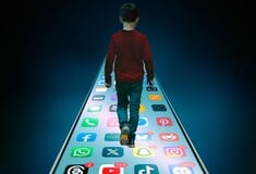 Απαγόρευση χρήσης social για ανήλικους κάτω των 15 ετών: Live η ενημέρωση