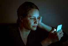 Δεν χαλάει τον ύπνο σου το μπλε φως του κινητού τελικά