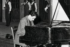 Μάνος Χατζιδάκις: Ποιο είναι το πρώτο και ποιο το σπανιότερο άλμπουμ του;