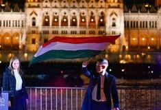 «Ρώσοι σπίτια σας!»: Η Ευρώπη πανηγυρίζει την πτώση Όρμπαν στην Ουγγαρία