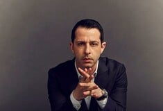 Ο Τζέρεμι Στρονγκ γίνεται Μαρκ Ζάκερμπεργκ στο πρώτο τρέιλερ του νέου φιλμ του Άαρον Σόρκιν