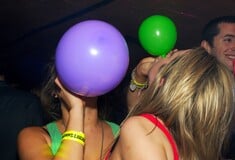 Γαλλία: «Έπρεπε να ζητήσω βοήθεια» - Όλο και περισσότεροι νέοι κάνουν κατάχρηση του αερίου του γέλιου