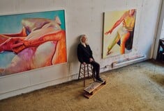 Στα 93 της, η Τζόαν Σεμέλ ζωγραφίζει ακόμη το γυμνό σώμα της χωρίς καμία ντροπή