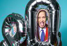 Στα 80 του, ο Τζον Γουότερς δεν γίνεται αξιοσέβαστος. Γίνεται πιο αδιόρθωτος