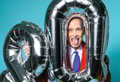 Στα 80 του, ο Τζον Γουότερς δεν γίνεται αξιοσέβαστος. Γίνεται πιο αδιόρθωτος