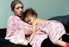 Τι αλλάζει όταν μια φωτογραφία για τη μητρότητα αφήνει τη μητέρα να μιλήσει;