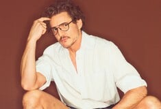 Τι κάνει ένας πενηντάρης άντρας στη La Casita του Bad Bunny;