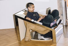 Ένα σπίτι που δεν κρύβει τις ρωγμές του