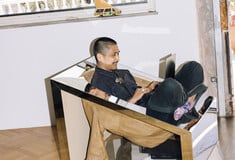 Ένα σπίτι που δεν κρύβει τις ρωγμές του