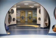 ΧΑΙΔΑΡΙ ΜΑΘΗΤΡΙΑ ΜΠΑΛΚΟΝΙ ΣΧΟΛΕΙΟ ΠΤΩΣΗ