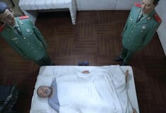 Ο Άι Γουέιγουεϊ ξαναμπαίνει στο κελί του και το κάνει έργο τέχνης