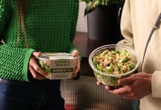 Το φαγητό on-the-go άλλαξε: 8 έτοιμες σαλάτες που κάνουν τη διαφορά