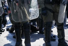 ΕΔΕ για βίντεο που δείχνει αστυνομικό των ΜΑΤ να σπρώχνει και να κλωτσά διαδηλώτρια