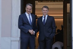 Εμανουέλ Μακρόν: ««Είναι μία μακραίωνη φιλία» - Στο Μέγαρο Μαξίμου ο Γάλλος πρόεδρος