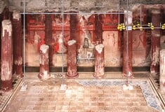 Στην Πομπηία, ένας κόκκινος τοίχος ξαναφέρνει στο φως τα μυστήρια του Διονύσου