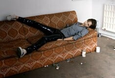 Η Tate ξανακοιτάζει τα 90s: Κέιτ Μος, ΜακΚουίν και η άλλη πλευρά της Cool Britannia