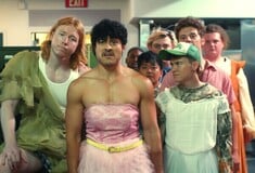 Η queer κωμωδία που παίρνει τον πανικό για τις τρανς τουαλέτες και τον γυρίζει ανάποδα