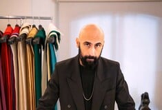 Ο γκέι Καθολικός σχεδιαστής που ντύνει τον Πάπα