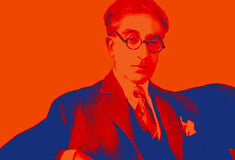 Με το άγαλμα του Καβάφη (eng)