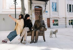 Μια θέση δίπλα στον Καβάφη