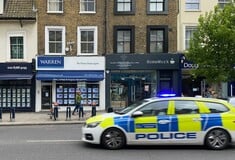 Λονδίνο: Άγνωστος επιτέθηκε με μαχαίρι σε δύο άνδρες 