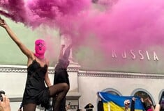 «Η τέχνη της Ρωσίας είναι αίμα»: Οι Pussy Riot μπλόκαραν το ρωσικό περίπτερο στη Βενετία