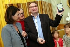 ΓΑΛΛΟΣ ΚΑΘΗΓΗΤΗΣ ΑΠΑΤΗ ΒΡΑΒΕΙΟ