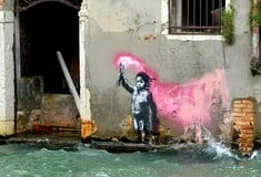 Το παιδί-μετανάστης του Banksy επιστρέφει στη Βενετία — αυτή τη φορά πάνω στο νερό