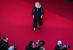 Στα 82 της, η Κατρίν Ντενέβ επιστρέφει στις Κάννες σαν να μην έφυγε ποτέ