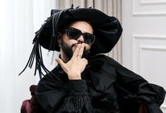 Ο Akylas δεν ζητά συγγνώμη: Τα γατίσια αυτιά, η Lady Gaga και η ιστορία πίσω από το «Ferto»