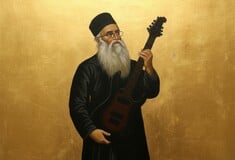 Είναι παπάς. Έβγαλε metal δίσκο. Έγινε σταρ σε μια νύχτα.