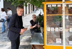 Ο Γουίλεμ Νταφόε στην Αθήνα: πρεμιέρα, κουλούρι και μια συνάντηση με τον Μάριο Μπανούσ