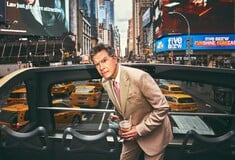 Ο Στίβεν Κόλμπερτ αποχαιρετά το Late Show με σύνθημα «Απολυμένοι αλλά γιορτινοί»