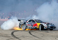 Epic drift shows σε λιμάνι, πλατεία και βουνό: To Red Bull φέρνει τον Mad Mike στην Ελλάδα